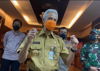 Ganjar Pranowo is Treated with Abundant Produce of Wadas Village