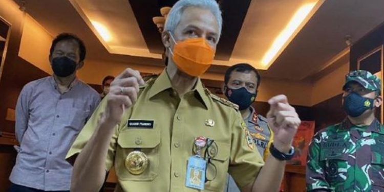 Ganjar Pranowo is Treated with Abundant Produce of Wadas Village