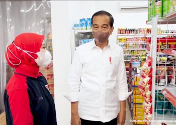 President Checks Availability of Cooking Oil in Several Locations in Yogyakarta