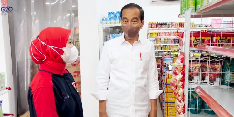 President Checks Availability of Cooking Oil in Several Locations in Yogyakarta