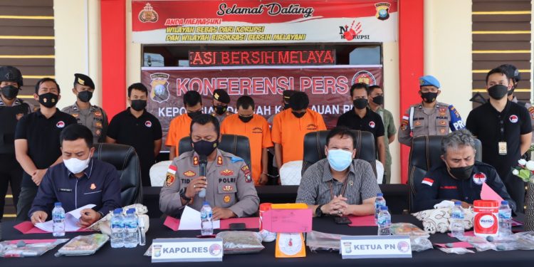 Bintan Police Destroys 418.93 Grams of Marijuana Caught in Three Different Places