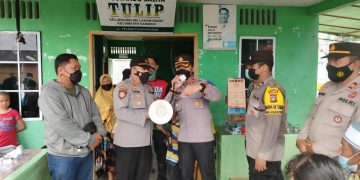 Karimun Police Chief Gives Door Prize to Vaccinated People