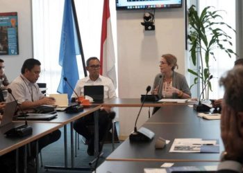 Deputy for maritime resources coordination at the Coordinating Ministry for Maritime Affairs and Investment Jodi Mahardi (left) and the UN Resident Coordinator for Indonesia, Valerie Julliand (right).