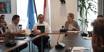 Deputy for maritime resources coordination at the Coordinating Ministry for Maritime Affairs and Investment Jodi Mahardi (left) and the UN Resident Coordinator for Indonesia, Valerie Julliand (right).