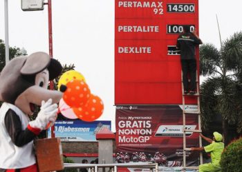 Indonesia raises subsidized fuel prices 30 percent: Labor Party plans protests