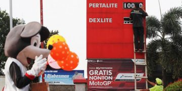 Indonesia raises subsidized fuel prices 30 percent: Labor Party plans protests