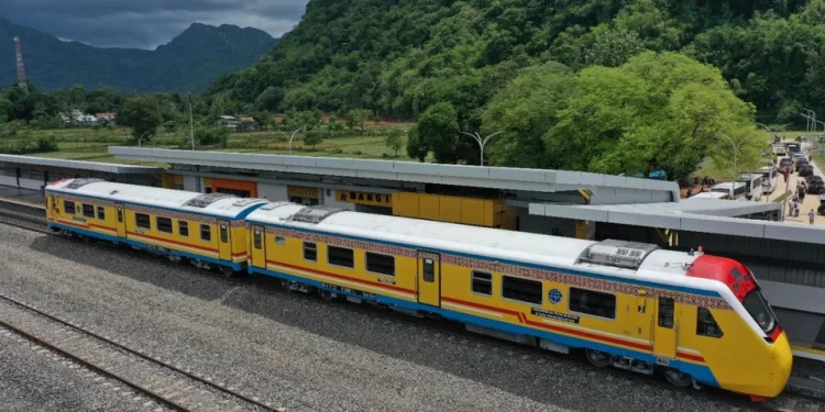 Sulawesi’s First Trains Begin Transporting Passengers in Trial
