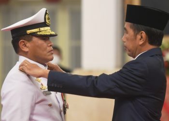 New Navy Chief Tasked to Protect Borders, Modernize Defense