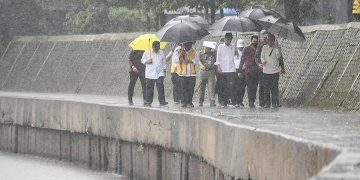 Jokowi Inspects Ciliwung River Normalization Progress Under Heavy Rain
