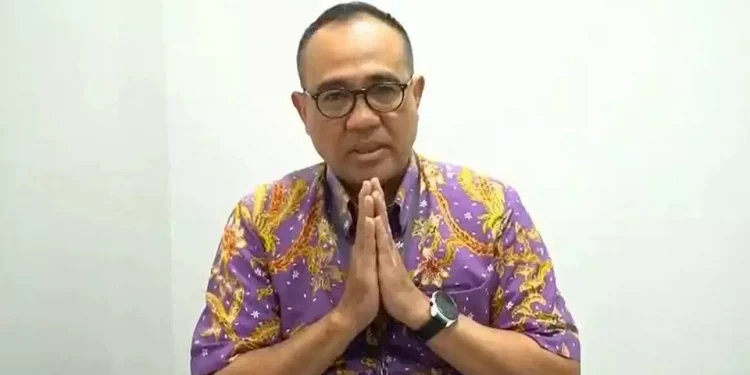 Unusually Rich Tax Official and Father of Assaulter Removed from Post