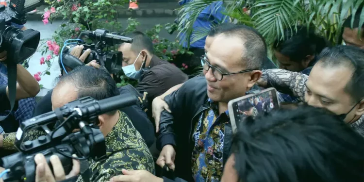 Embattled Ex-Tax Official Rafael Has His Bank Accounts Frozen