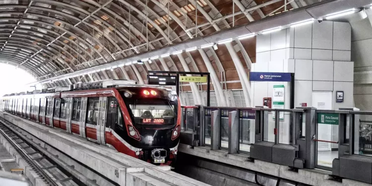 Tens of Thousands on Waiting List for LRT Train Trial