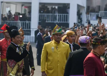 Jokowi Keeps Traditional Wear Alive on Independence Day