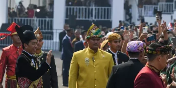 Jokowi Keeps Traditional Wear Alive on Independence Day
