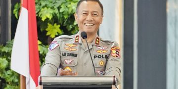 Korlantas Polri mengadakan Tactical Floor Game (TFG) sebagai upaya memastikan kesiapan Operasi Lilin 2024. Acara ini dipimpin langsung oleh Kakorlantas Polri, Irjen Pol Aan Suhanan, dan berlangsung di Aula Madellu Korlantas pada Sabtu (14/12/2024)