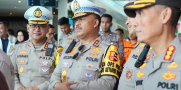 Kepala Korps Lalu lintas (Kakorlantas) Polri Irjen Agus Suryonugroho mendampingi Kapolri Jenderal Listyo Sigit Prabowo dalam meninjau arus mudik melalui udara, mulai dari Pos Terpadu KM 57 Tol Cikampek