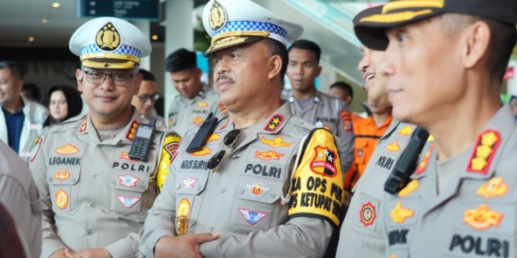 Kepala Korps Lalu lintas (Kakorlantas) Polri Irjen Agus Suryonugroho mendampingi Kapolri Jenderal Listyo Sigit Prabowo dalam meninjau arus mudik melalui udara, mulai dari Pos Terpadu KM 57 Tol Cikampek