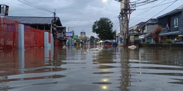 Heavy Flooding Submerges 29 Neighborhoods in Jakarta, Water Levels Reach 2.5 Meters