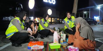 Polwan Korlantas Sosialisasikan Rekayasa Lalu Lintas di Rest Area KM 39