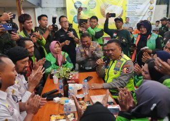 Penegasan Pelayanan Presisi: Kakorlantas Perkuat Silaturahmi dengan Pengemudi Ojek Online di Surabaya