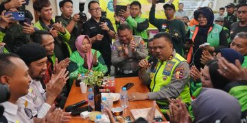 Penegasan Pelayanan Presisi: Kakorlantas Perkuat Silaturahmi dengan Pengemudi Ojek Online di Surabaya