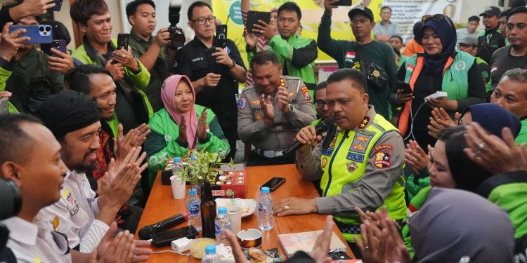 Penegasan Pelayanan Presisi: Kakorlantas Perkuat Silaturahmi dengan Pengemudi Ojek Online di Surabaya