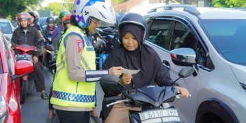 Mengubah Lembaran Tilang Menjadi Teguran Ramah: Kisah Humanis Polantas Modern