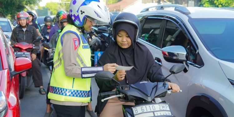Mengubah Lembaran Tilang Menjadi Teguran Ramah: Kisah Humanis Polantas Modern