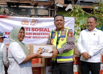 Representing National Police Chief, Kakorlantas Irjen Pol Agus Suryonugroho Hands Over Social Aid in Kemayoran Gempol