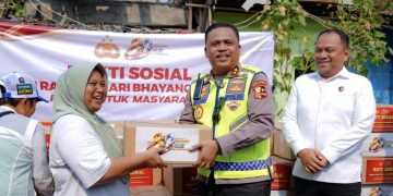 Representing National Police Chief, Kakorlantas Irjen Pol Agus Suryonugroho Hands Over Social Aid in Kemayoran Gempol