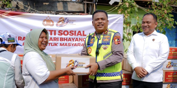 Representing National Police Chief, Kakorlantas Irjen Pol Agus Suryonugroho Hands Over Social Aid in Kemayoran Gempol